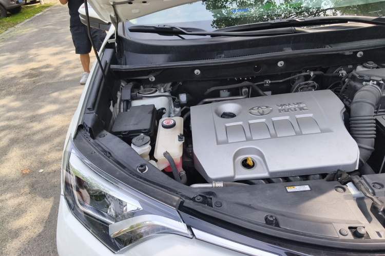 Used Toyota RAV4 2019 2.0L CVT Two-Wheel Drive ZhiShang Version China VI Standard Engine Bay Right
