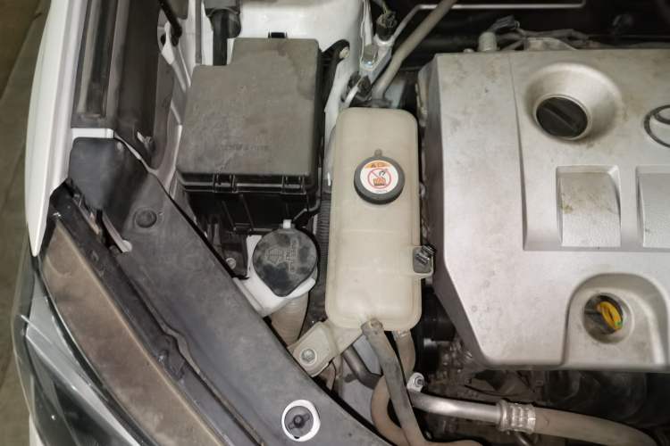 Used Toyota RAV4 2019 2.0L CVT Two-Wheel Drive Luxury Version China VI Standard Engine Bay Right