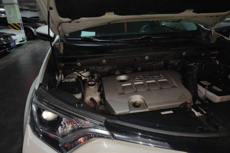 Used Toyota RAV4 2019 2.0L CVT Two-Wheel Drive Luxury Version China VI Standard Engine Bay Right
