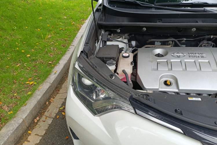 Used Toyota RAV4 2019 2.0L CVT Two-Wheel Drive Pioneer Edition China VI Standard Engine Bay Right
