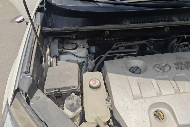 Used Toyota RAV4 2019 2.0L CVT Two-Wheel Drive Luxury Version China VI Standard Engine Bay Right