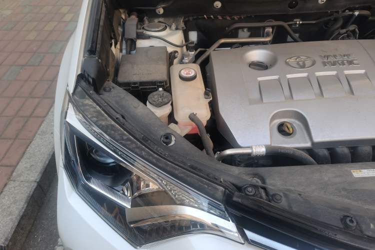 Used Toyota RAV4 2019 2.0L CVT Two-Wheel Drive Comfort Edition China VI Standard Engine Bay Right