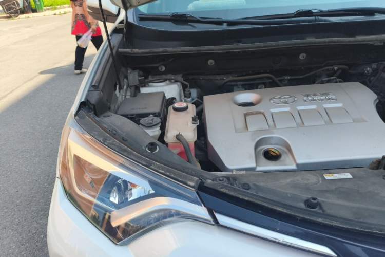 Used Toyota RAV4 2019 2.0L CVT Two-Wheel Drive ZhiShang Version China VI Standard Engine Bay Right