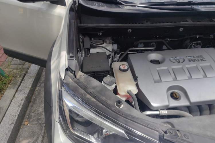 Used Toyota RAV4 2019 2.0L CVT Two-Wheel Drive Fashion X Limited Edition China VI Standard Engine Bay Right