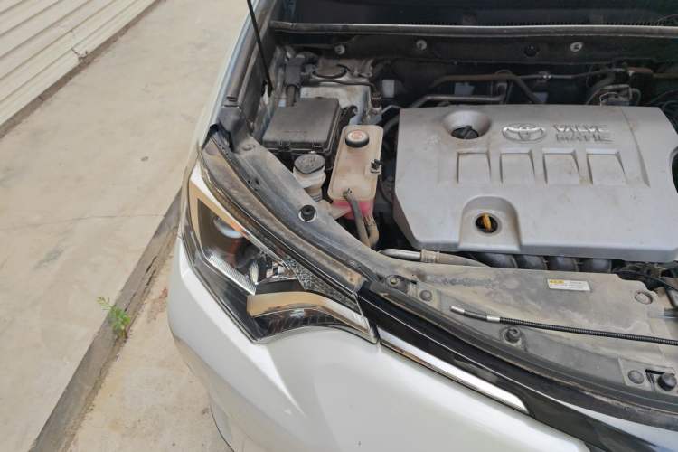 Used Toyota RAV4 2019 2.0L CVT Two-Wheel Drive Luxury Version China VI Standard Engine Bay Right