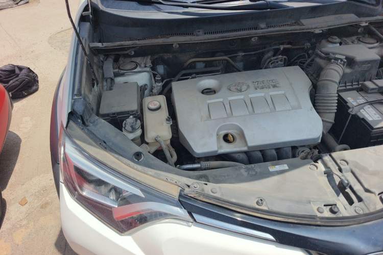 Used Toyota RAV4 2019 2.0L CVT Two-Wheel Drive Fashion X Limited Edition China VI Standard Engine Bay Right