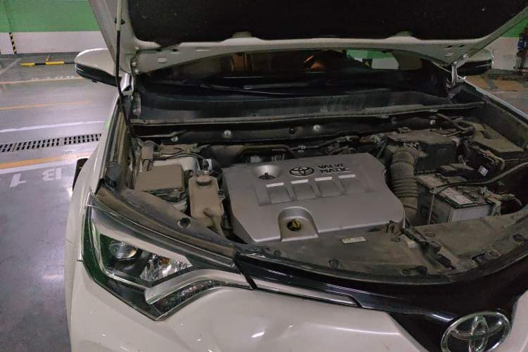Used Toyota RAV4 2019 2.0L CVT Two-Wheel Drive ZhiShang Version China VI Standard Engine Bay Right