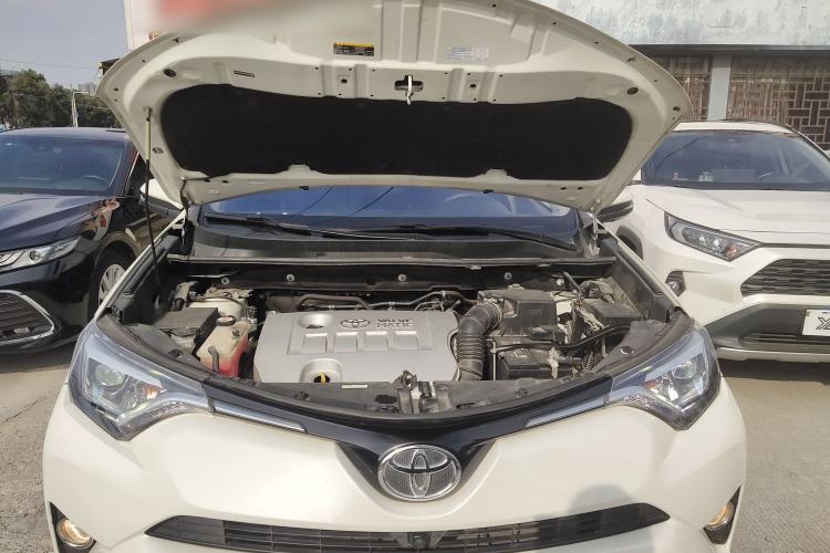 Used Toyota RAV4 2019 2.0L CVT Two-Wheel Drive ZhiShang Version China VI Standard Engine Bay