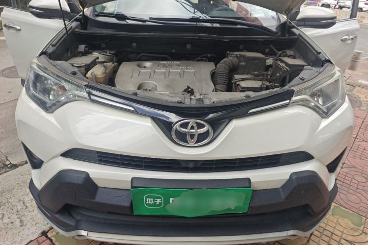 Used Toyota RAV4 2019 2.0L CVT Two-Wheel Drive Luxury Version China VI Standard Engine Bay