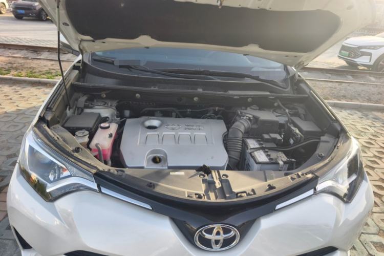 Used Toyota RAV4 2019 2.0L CVT Two-Wheel Drive Luxury Version China VI Standard Engine Bay