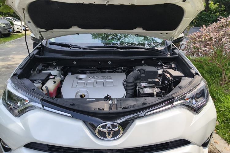 Used Toyota RAV4 2019 2.0L CVT Two-Wheel Drive ZhiShang Version China VI Standard Engine Bay