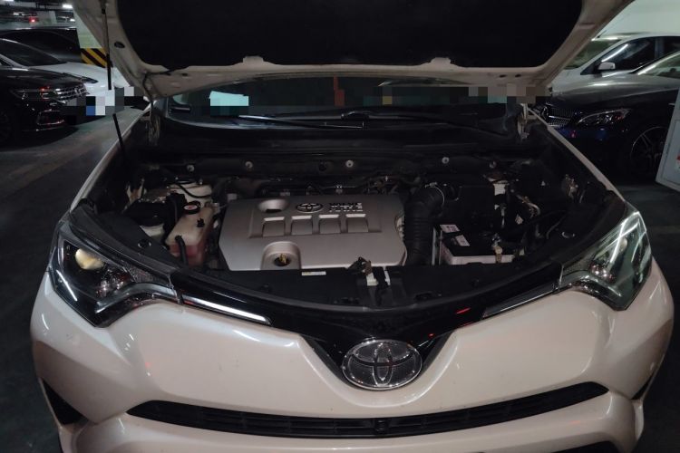 Used Toyota RAV4 2019 2.0L CVT Two-Wheel Drive Luxury Version China VI Standard Engine Bay