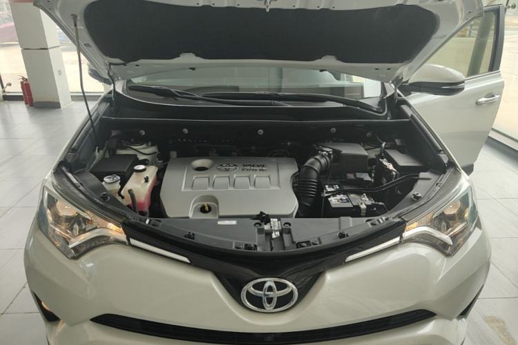 Used Toyota RAV4 2019 2.0L CVT Two-Wheel Drive Luxury Version China VI Standard Engine Bay