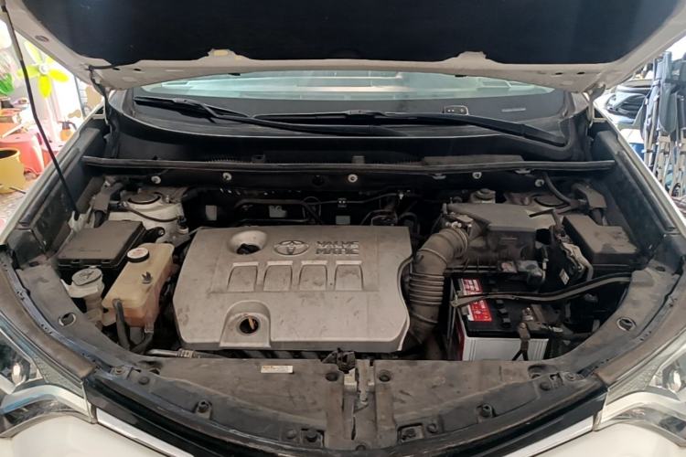 Used Toyota RAV4 2019 2.0L CVT Two-Wheel Drive Luxury Version China VI Standard Engine Bay