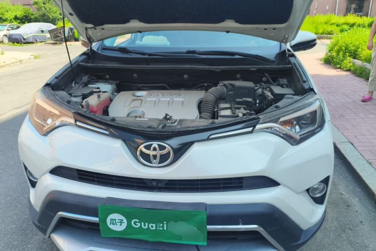 Used Toyota RAV4 2019 2.0L CVT Two-Wheel Drive ZhiShang Version China VI Standard Engine Bay