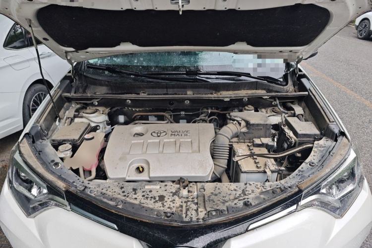 Used Toyota RAV4 2019 2.0L CVT Two-Wheel Drive ZhiShang Version China VI Standard Engine Bay
