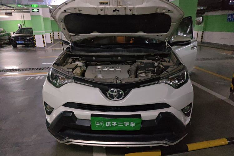 Used Toyota RAV4 2019 2.0L CVT Two-Wheel Drive ZhiShang Version China VI Standard Engine Bay