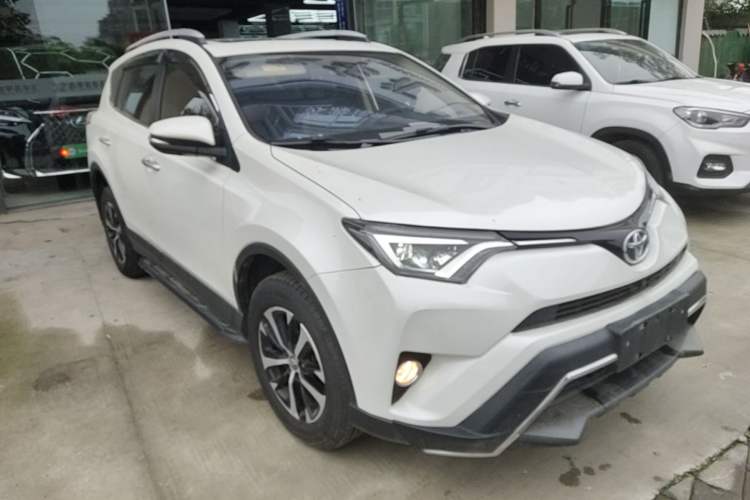 Used Toyota RAV4 2019 2.0L CVT Two-Wheel Drive ZhiShang Version China VI Standard Exterior 1