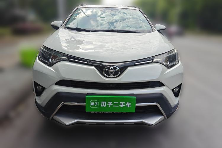 Used Toyota RAV4 2019 2.0L CVT Two-Wheel Drive Luxury Version China VI Standard Exterior 1