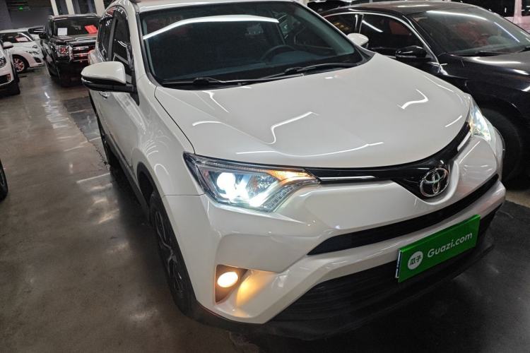 Used Toyota RAV4 2019 2.0L CVT Two-Wheel Drive Luxury Version China VI Standard Exterior 1