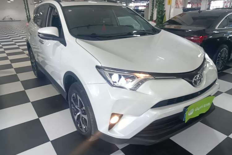 Used Toyota RAV4 2019 2.0L CVT Two-Wheel Drive Luxury Version China VI Standard Exterior 1