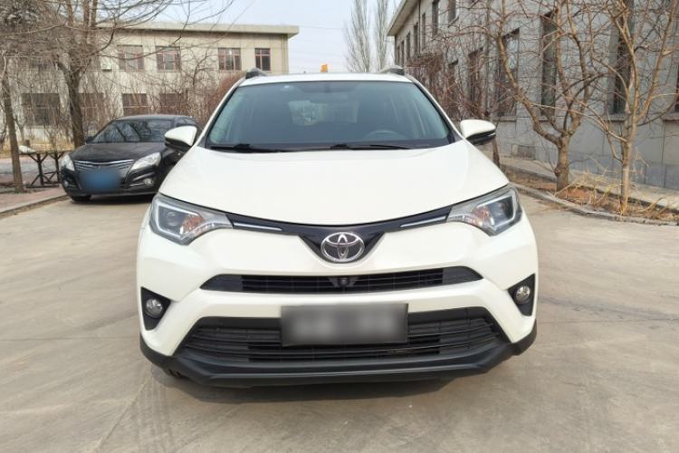 Used Toyota RAV4 2019 2.0L CVT Two-Wheel Drive Luxury Version China VI Standard Exterior 1