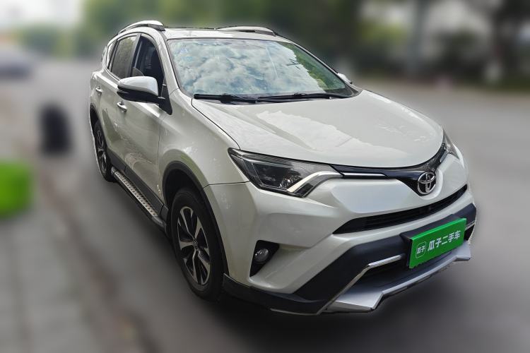 Used Toyota RAV4 2019 2.0L CVT Two-Wheel Drive Luxury Version China VI Standard Exterior 2