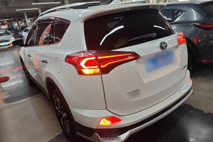 Used Toyota RAV4 2019 2.0L CVT Two-Wheel Drive Luxury Version China VI Standard Exterior 2