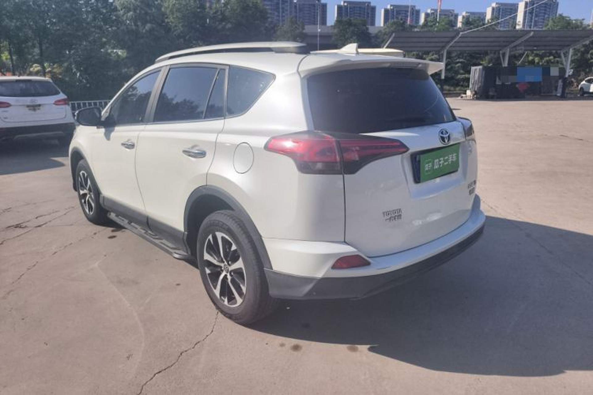 Used Toyota RAV4 2019 2.0L CVT Two-Wheel Drive Luxury Version China VI Standard Exterior 2