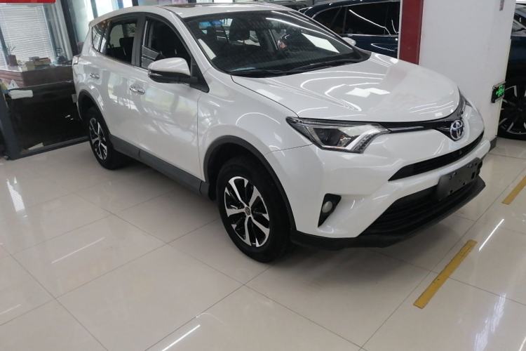 Used Toyota RAV4 2019 2.0L CVT Two-Wheel Drive Luxury Version China VI Standard Exterior 2