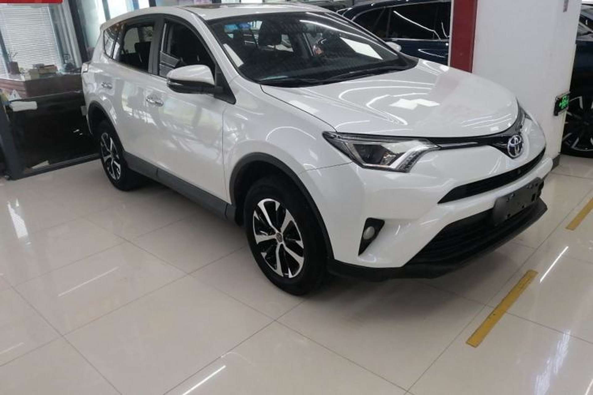 Used Toyota RAV4 2019 2.0L CVT Two-Wheel Drive Luxury Version China VI Standard Exterior 2