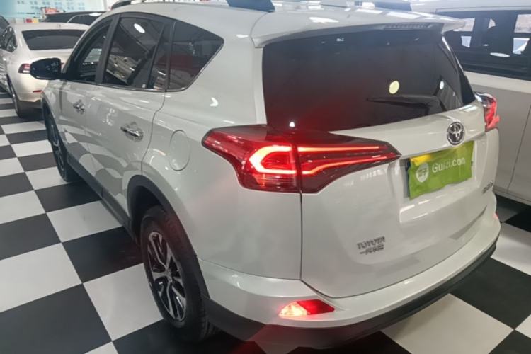 Used Toyota RAV4 2019 2.0L CVT Two-Wheel Drive Luxury Version China VI Standard Exterior 2