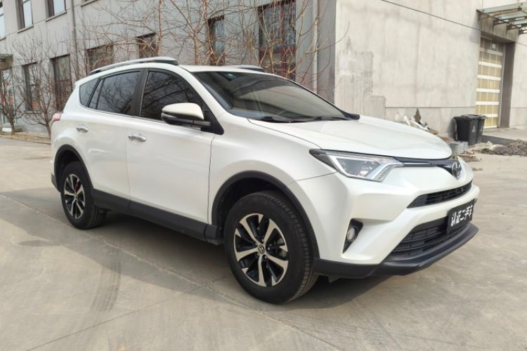 Used Toyota RAV4 2019 2.0L CVT Two-Wheel Drive Luxury Version China VI Standard Exterior 2