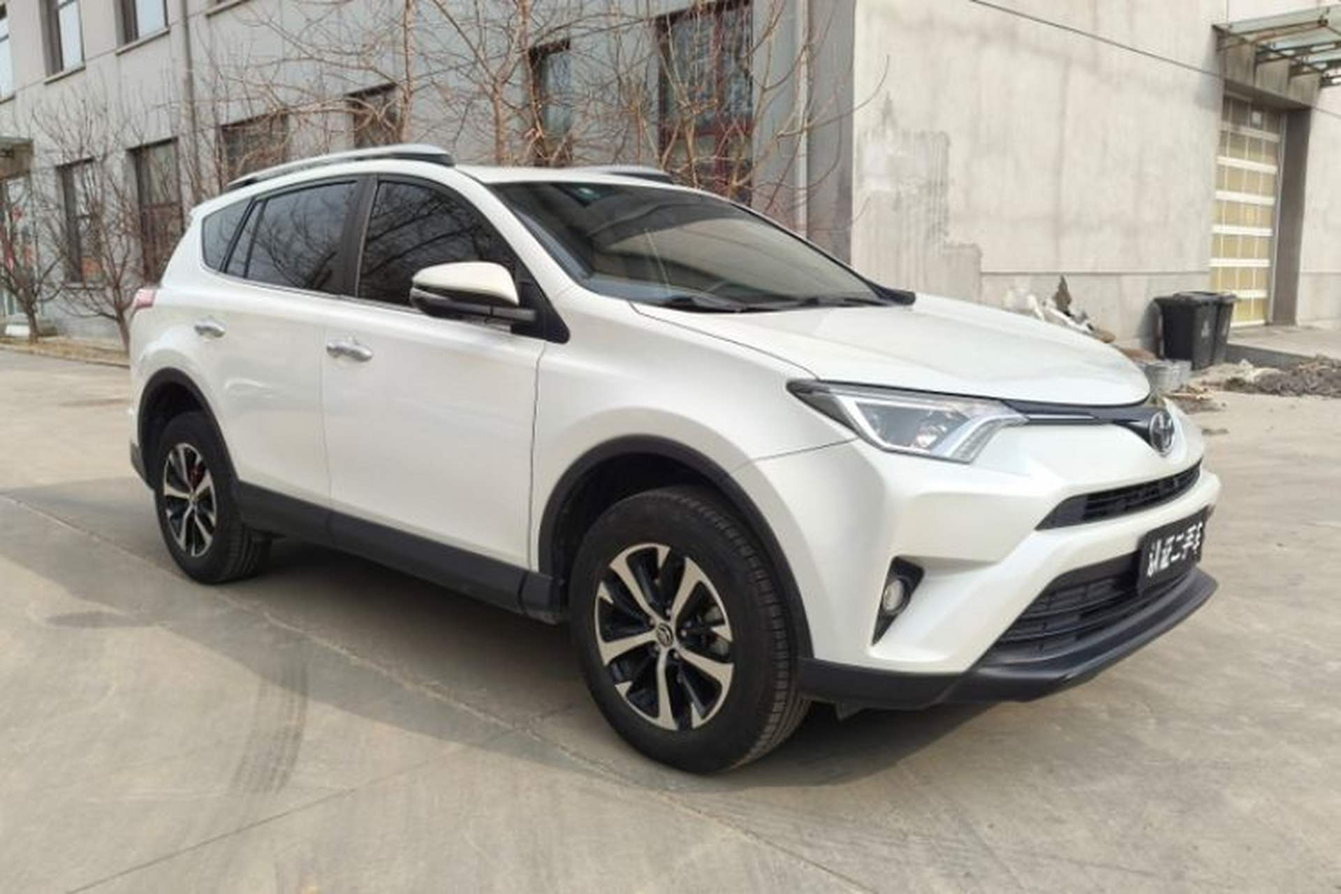 Used Toyota RAV4 2019 2.0L CVT Two-Wheel Drive Luxury Version China VI Standard Exterior 2