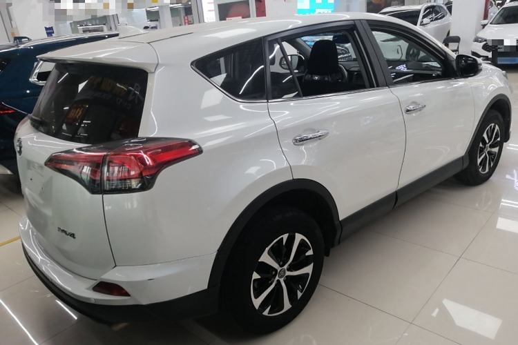 Used Toyota RAV4 2019 2.0L CVT Two-Wheel Drive Luxury Version China VI Standard Exterior 3