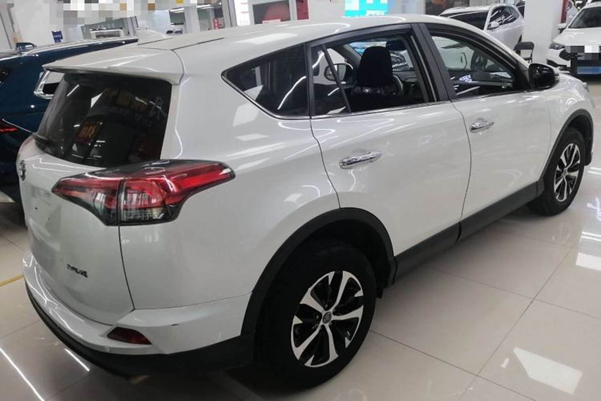 Used Toyota RAV4 2019 2.0L CVT Two-Wheel Drive Luxury Version China VI Standard Exterior 3