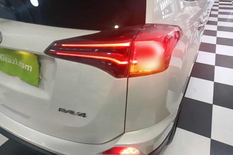 Used Toyota RAV4 2019 2.0L CVT Two-Wheel Drive Luxury Version China VI Standard Exterior 3