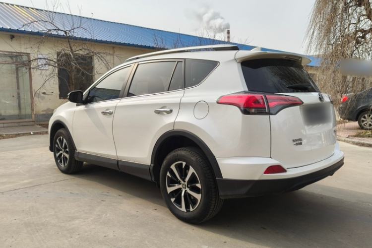 Used Toyota RAV4 2019 2.0L CVT Two-Wheel Drive Luxury Version China VI Standard Exterior 3