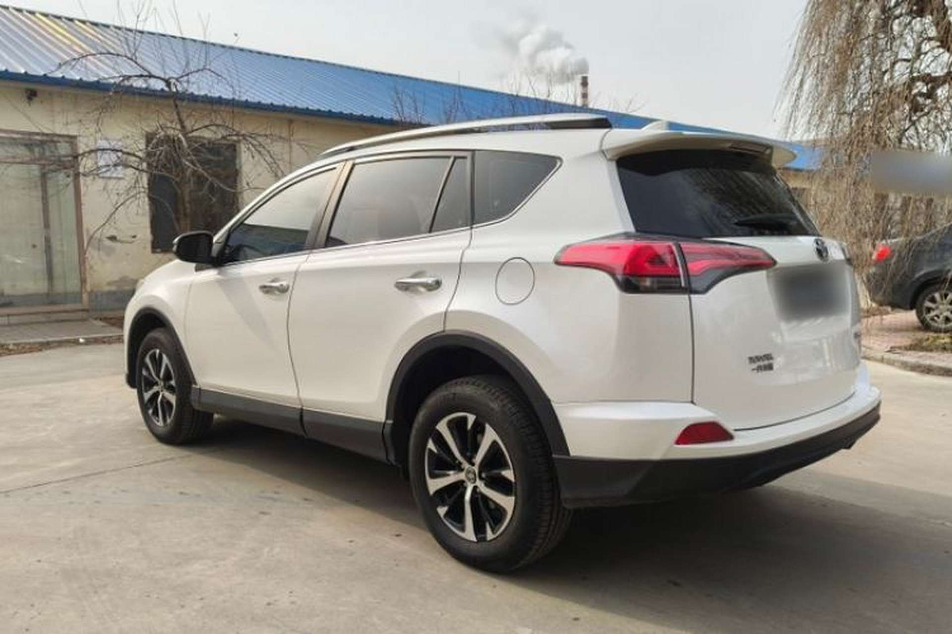 Used Toyota RAV4 2019 2.0L CVT Two-Wheel Drive Luxury Version China VI Standard Exterior 3
