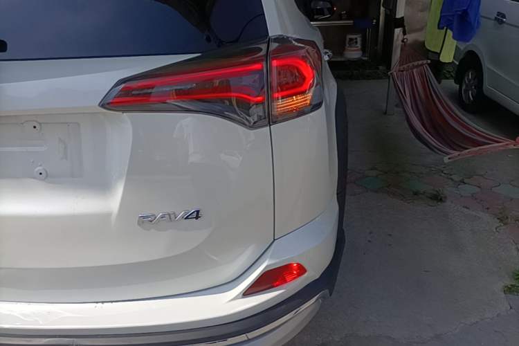 Used Toyota RAV4 2019 2.0L CVT Two-Wheel Drive Fashion X Limited Edition China VI Standard Exterior 3