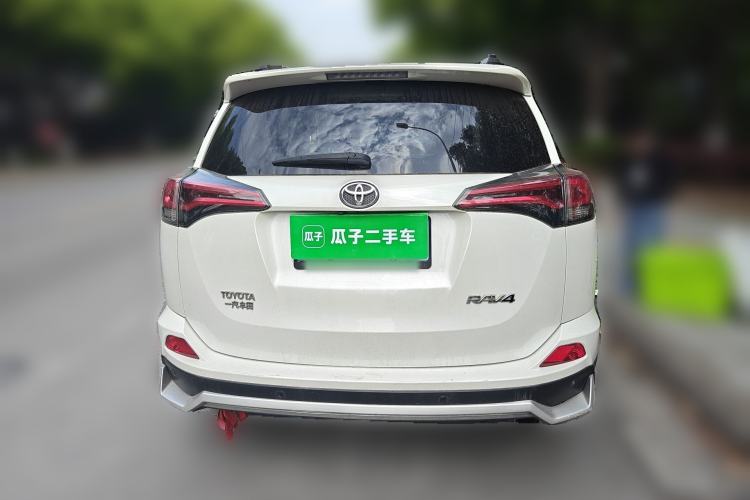 Used Toyota RAV4 2019 2.0L CVT Two-Wheel Drive Luxury Version China VI Standard Exterior 4