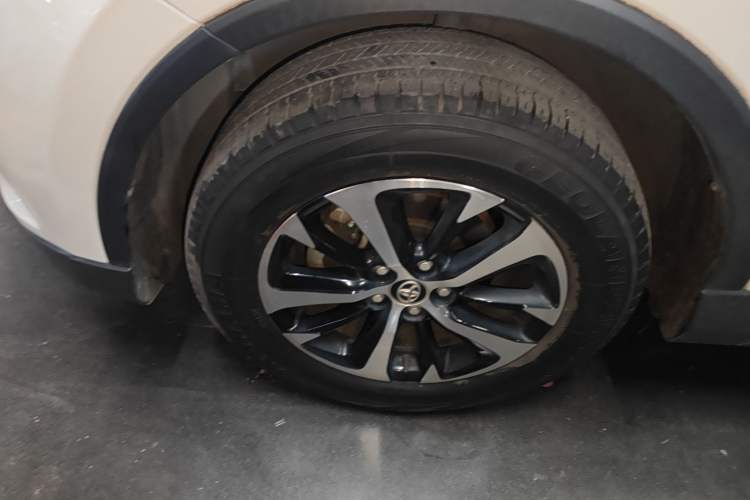Used Toyota RAV4 2019 2.0L CVT Two-Wheel Drive Luxury Version China VI Standard Exterior 4