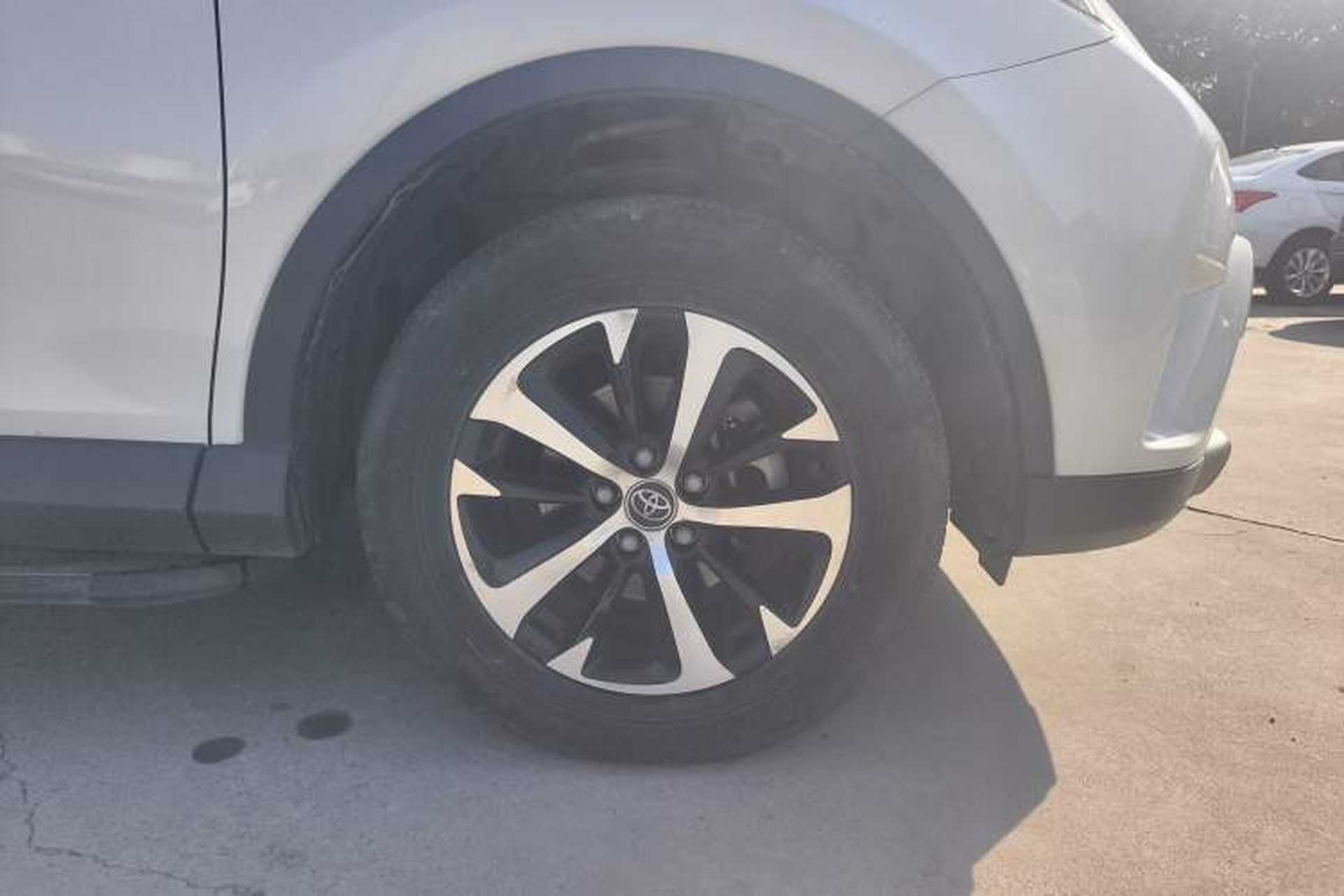 Used Toyota RAV4 2019 2.0L CVT Two-Wheel Drive Luxury Version China VI Standard Exterior 4