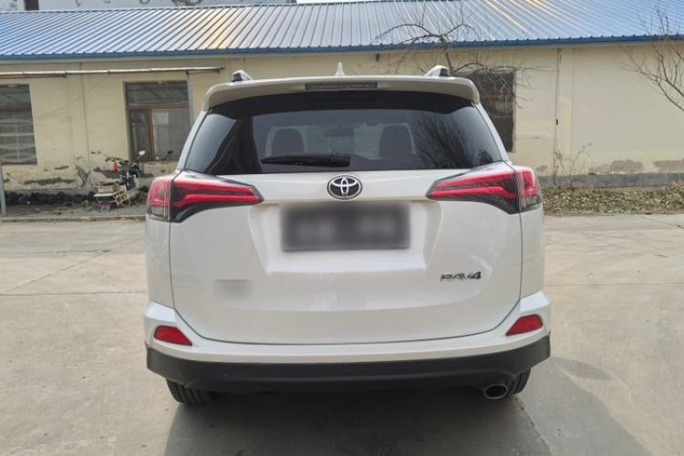 Used Toyota RAV4 2019 2.0L CVT Two-Wheel Drive Luxury Version China VI Standard Exterior 4