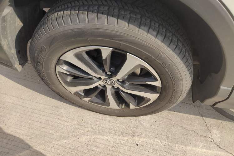 Used Toyota RAV4 2019 2.0L CVT Two-Wheel Drive ZhiShang Version China VI Standard Exterior 4