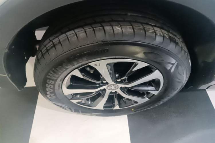 Used Toyota RAV4 2019 2.0L CVT Two-Wheel Drive Luxury Version China VI Standard Exterior 5
