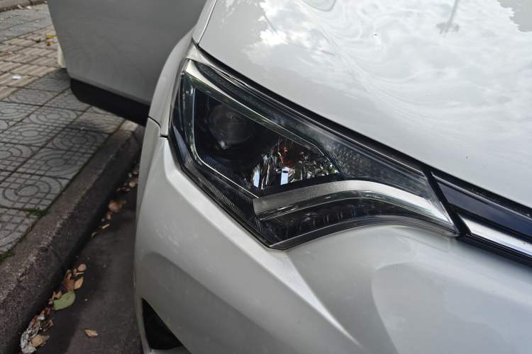 Used Toyota RAV4 2019 2.0L CVT Two-Wheel Drive Luxury Version China VI Standard Exterior 6