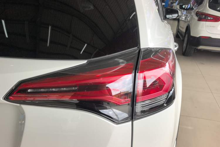 Used Toyota RAV4 2019 2.0L CVT Two-Wheel Drive ZhiShang Version China VI Standard Exterior 6