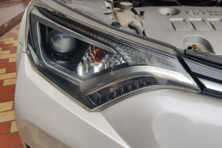Used Toyota RAV4 2019 2.0L CVT Two-Wheel Drive Luxury Version China VI Standard Exterior 6