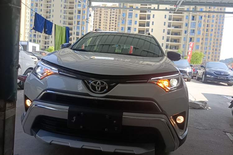 Used Toyota RAV4 2019 2.0L CVT Two-Wheel Drive Fashion X Limited Edition China VI Standard Front